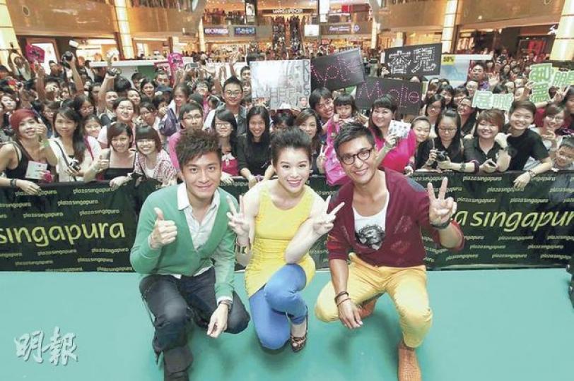 馬國明(左起)、胡杏兒及陳展鵬到新加坡宣傳大受歡迎。(微博圖片) 馬國明(左起)、胡杏兒及陳展鵬到新加坡宣傳大受歡迎。(微博圖片)