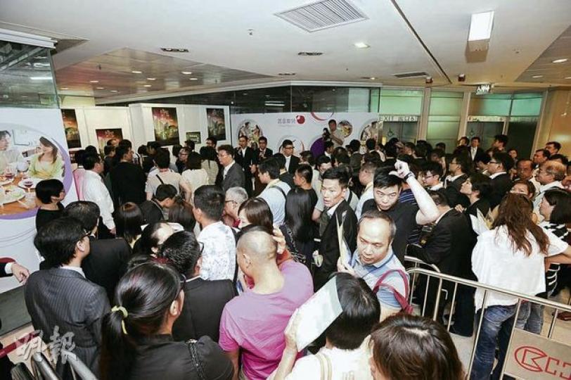 長實昨晚首次開售將軍澳峻瀅的600餘方呎兩房單位,估計全晚售近400個,佔可供發售單位數量596伙的67%。(葉思雅攝) 峻瀅買家黎小姐(左)﹕現年約28歲,屬首次買樓,她認為峻瀅兩房單位的售價算吸引,購入單位會作自住用途,旁為她的友人張先生。(葉思雅攝) 長實昨晚首次開售將軍澳峻瀅的600餘方呎兩房單位,估計全晚售近400個,佔可供發售單位數量596伙的67%。(葉思雅攝) 峻瀅買家黎小姐(左)﹕現年約28歲,屬首次買樓,她認為峻瀅兩房單位的售價算吸引,購入單位會作自住用途,旁為她的友人張先生。(葉思雅攝)