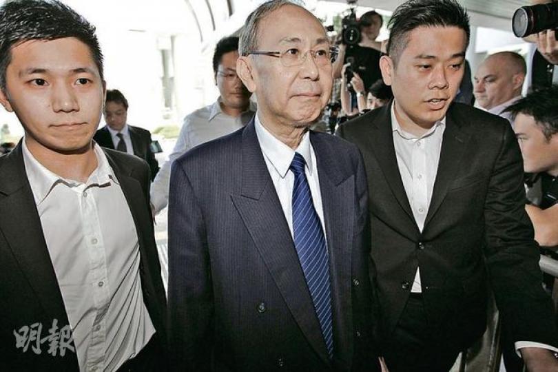 曾被稱「肥龍」的許仕仁(中)已「不再肥」,他昨日已不見雙下巴,臉龐更略見凹陷,但仍笑容淡定。(李紹昌攝) 新地郭炳江(右)早上被落案起訴後,中午在資深大律師駱應淦(左)陪同下到法庭,當時他手執聖經。他昨晚公開表示信仰令他平安,駱應淦則透露郭炳江不會認罪。(余俊亮攝) 郭炳聯昨全程表現泰然自若,乘私家車到法庭時仍在閱讀。他上庭時一度雙手交疊胸前,對涉及3項控罪顯得不以為然,在庭外表示抗辯到底。(余俊亮攝) 曾被稱「肥龍」的許仕仁(中)已「不再肥」,他昨日已不見雙下巴,臉龐更略見凹陷,但仍笑容淡定。(李紹昌攝) 新地郭炳江(右)早上被落案起訴後,中午在資深大律師駱應淦(左)陪同下到法庭,當時他手執聖經。他昨晚公開表示信仰令他平安,駱應淦則透露郭炳江不會認罪。(余俊亮攝) 郭炳聯昨全程表現泰然自若,乘私家車到法庭時仍在閱讀。他上庭時一度雙手交疊胸前,對涉及3項控罪顯得不以為然,在庭外表示抗辯到底。(余俊亮攝)
