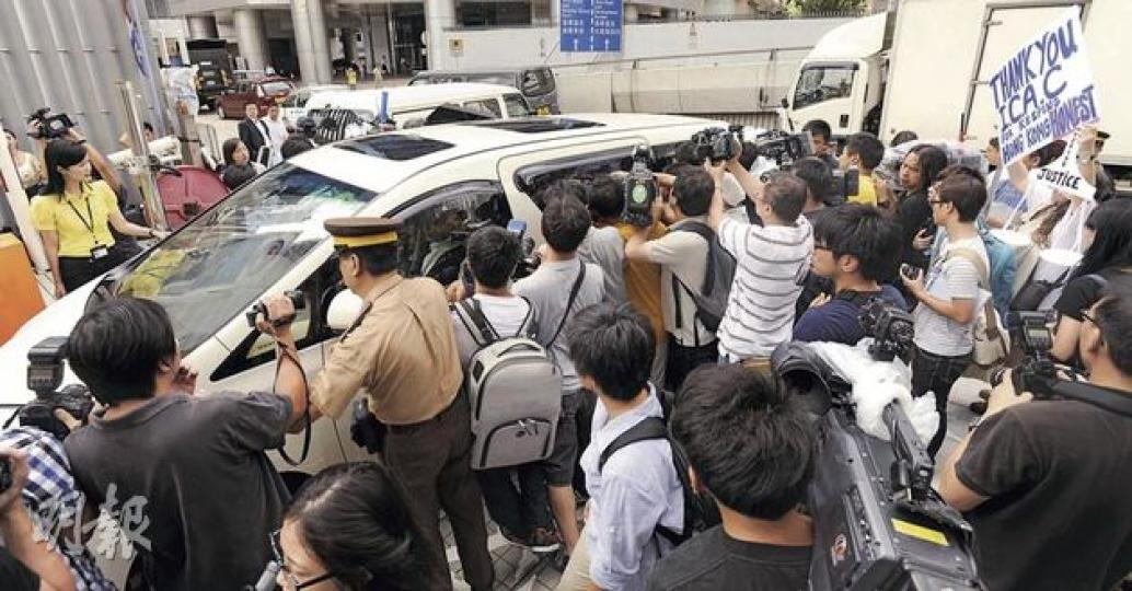 廉署門外昨擠滿記者,追訪許仕仁案及麥齊光案,當疑似案中人物車輛駛進或駛出,記者均一擁而上。其間一名打扮成「法律女神」的女子(右上)以麻布蒙眼及裹身,手持寫上「Thank You I.C.A.C For Keeping Hong Kong Honest」(感謝廉署維護香港誠信)的標語及紙製天秤,逗留約個多小時後離開。(余俊亮攝) 前政務司長許仕仁昨乘七人車離開廉署總部時,車尾門突然被人打開,記者一擁而上,七人車被迫在尾門打開下駛離現場,過程險象環生。(余俊亮攝) 廉署門外昨擠滿記者,追訪許仕仁案及麥齊光案,當疑似案中人物車輛駛進或駛出,記者均一擁而上。其間一名打扮成「法律女神」的女子(右上)以麻布蒙眼及裹身,手持寫上「Thank You I.C.A.C For Keeping Hong Kong Honest」(感謝廉署維護香港誠信)的標語及紙製天秤,逗留約個多小時後離開。(余俊亮攝) 前政務司長許仕仁昨乘七人車離開廉署總部時,車尾門突然被人打開,記者一擁而上,七人車被迫在尾門打開下駛離現場,過程險象環生。(余俊亮攝)