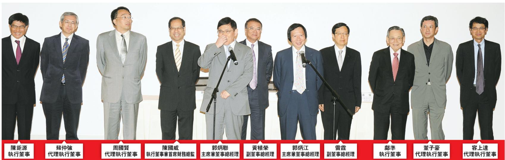 新鴻基地產高級管理層昨一字排開,站在郭炳江、郭炳聯背後,一起面對傳媒。情况與今年3月郭氏兄弟被廉署帶署調查後的記者會一樣。圖中郭炳聯以手捂鼻,解釋是瑜伽呼吸動作。(劉焌陶攝) 新鴻基地產高級管理層昨一字排開,站在郭炳江、郭炳聯背後,一起面對傳媒。情况與今年3月郭氏兄弟被廉署帶署調查後的記者會一樣。圖中郭炳聯以手捂鼻,解釋是瑜伽呼吸動作。(劉焌陶攝)
