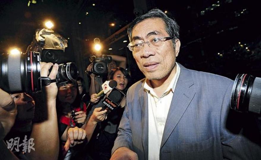 被廉署通宵扣查近40小時,曾景文夫婦昨晚約10時獲准保釋,他離開廉署時神情疲累,鬚根滿面多次重複「無嘢講」。(鄧宗弘攝) 被廉署通宵扣查近40小時,曾景文夫婦昨晚約10時獲准保釋,他離開廉署時神情疲累,鬚根滿面多次重複「無嘢講」。(鄧宗弘攝)