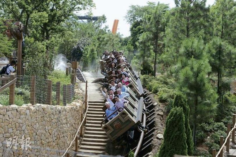 可向前、倒後雙向行走的「灰熊山極速礦車」,是「灰熊山谷」最觸目設施,迪士尼多名高層昨日亦有試玩。(尹錦恩攝) 行政長官梁振英(台上右五)昨日出席灰熊山谷開幕禮 ,全程與記者零交流,觀賞表演後即在護送下離開。(尹錦恩攝) 可向前、倒後雙向行走的「灰熊山極速礦車」,是「灰熊山谷」最觸目設施,迪士尼多名高層昨日亦有試玩。(尹錦恩攝) 行政長官梁振英(台上右五)昨日出席灰熊山谷開幕禮 ,全程與記者零交流,觀賞表演後即在護送下離開。(尹錦恩攝)
