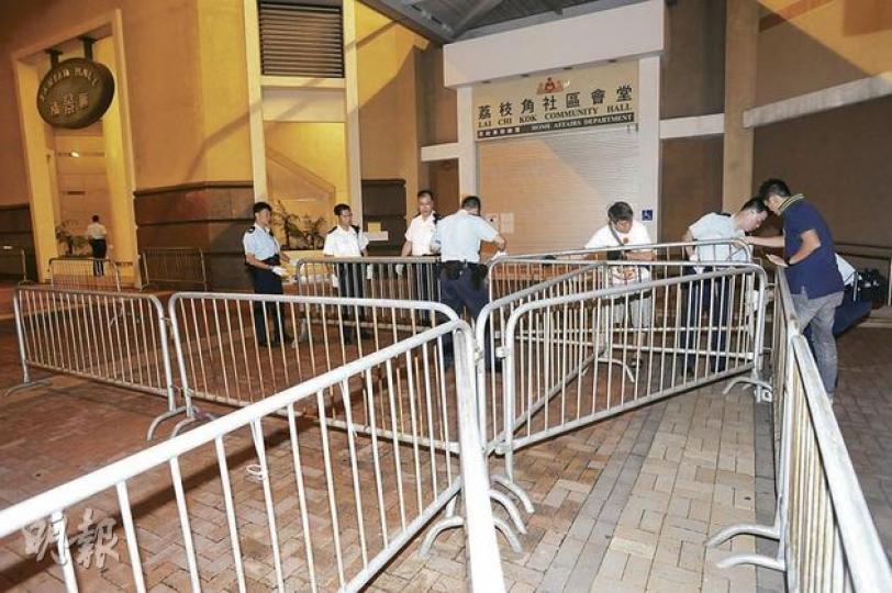 雖然特首梁振英今午才到荔枝角社區會堂聽取民意,但昨晚深夜11時許,10多名警員到達上址巡視,並開始在會堂外展開保安工作,架起鐵馬,而會堂附近一帶的垃圾桶及狗糞箱則已移走。(樊銳昌攝) 雖然特首梁振英今午才到荔枝角社區會堂聽取民意,但昨晚深夜11時許,10多名警員到達上址巡視,並開始在會堂外展開保安工作,架起鐵馬,而會堂附近一帶的垃圾桶及狗糞箱則已移走。(樊銳昌攝)