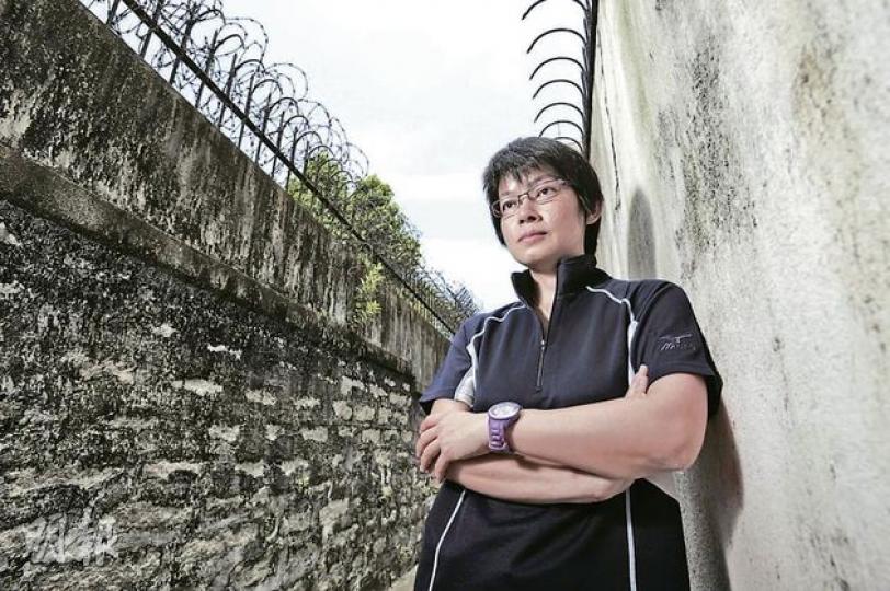 出身「深紅」家庭,受盡「洗腦」教育,又為六七寫報道文學的屈穎妍,不介意被標籤為左女,但她說,自己無左中右立場,書寫只為追尋歷史。(鄧宗弘攝) 出身「深紅」家庭,受盡「洗腦」教育,又為六七寫報道文學的屈穎妍,不介意被標籤為左女,但她說,自己無左中右立場,書寫只為追尋歷史。(鄧宗弘攝)