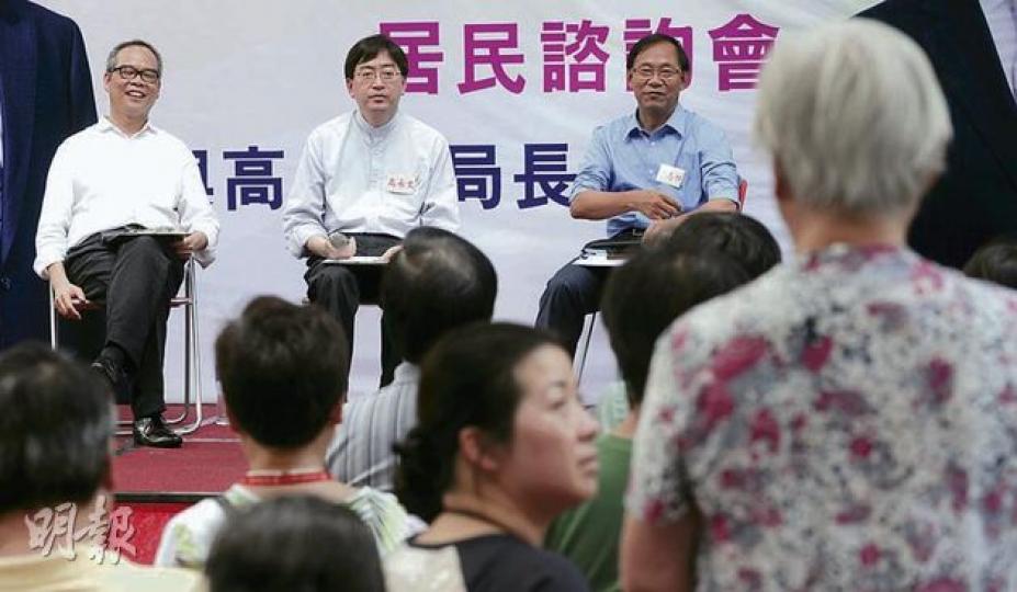 食衛局長高永文(左二)應民建聯劉江華(左一)邀請出席天水圍居民座談會,被追問天水圍醫院興建進度、要求食環署在區內興建街市等。圖右為元朗區議會主席梁志祥。(余俊亮攝) 食衛局長高永文昨在天水圍出席居民座談會,台下大多是婦女,要求加快興建天水圍醫院、增設政府牙科服務、縮短專科門診輪候時間等。(余俊亮攝) 食衛局長高永文(左二)應民建聯劉江華(左一)邀請出席天水圍居民座談會,被追問天水圍醫院興建進度、要求食環署在區內興建街市等。圖右為元朗區議會主席梁志祥。(余俊亮攝) 食衛局長高永文昨在天水圍出席居民座談會,台下大多是婦女,要求加快興建天水圍醫院、增設政府牙科服務、縮短專科門診輪候時間等。(余俊亮攝)