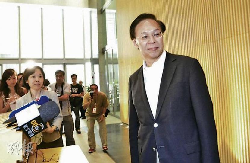 上任12日便辭去發展局長一職的麥齊光(右)昨日主動會見記者解釋請辭原因。在讀出約兩分半鐘聲明時,麥表現輕鬆,只有在末段提到要特別感謝政務司長林鄭月娥,以及家人和朋友的支持,才顯得較為失落。(鄧宗弘攝) 上任12日便辭去發展局長一職的麥齊光(右)昨日主動會見記者解釋請辭原因。在讀出約兩分半鐘聲明時,麥表現輕鬆,只有在末段提到要特別感謝政務司長林鄭月娥,以及家人和朋友的支持,才顯得較為失落。(鄧宗弘攝)