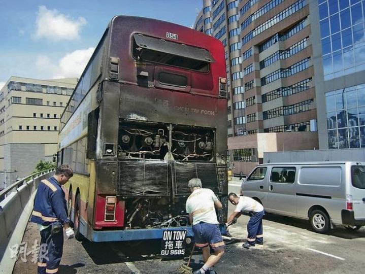 城巴車尾嚴重焚毁,火警後漏出燃油,在場人員需花一段時間清理路面油污,令東區走廊東行交通昨午癱瘓約兩小時。(樊銳昌攝) 城巴車尾嚴重焚毁,火警後漏出燃油,在場人員需花一段時間清理路面油污,令東區走廊東行交通昨午癱瘓約兩小時。(樊銳昌攝)