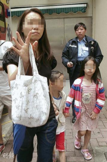 被精神病母親遺棄在商場的5歲及6歲小姊妹,送院檢查證實無恙,由姨姨接走。(莫凱琳攝) 患精神病的李婦把年僅5歲和6歲的兩名女兒遺棄於商場,警方昨到油塘高怡邨拘捕她。(蔡方山攝) 被精神病母親遺棄在商場的5歲及6歲小姊妹,送院檢查證實無恙,由姨姨接走。(莫凱琳攝) 患精神病的李婦把年僅5歲和6歲的兩名女兒遺棄於商場,警方昨到油塘高怡邨拘捕她。(蔡方山攝)