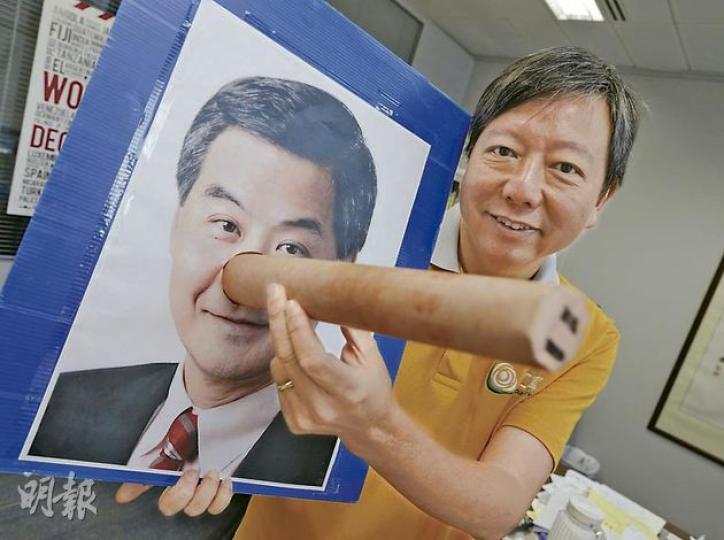 工黨立法會議員李卓人今日會帶同梁振英木偶鼻紙牌上立法會,每當他「講大話」,木偶鼻便會伸長,以顯示其「謊言指數」。(李澤彤攝) 工黨立法會議員李卓人今日會帶同梁振英木偶鼻紙牌上立法會,每當他「講大話」,木偶鼻便會伸長,以顯示其「謊言指數」。(李澤彤攝)