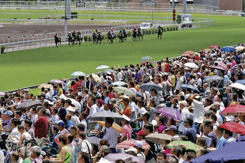 馬季昨日煞科,單日吸引超過7.4萬馬迷入場,在32℃高溫下仍無減馬迷的熱情。(張國杉攝) (明報製圖) 馬季昨日煞科,單日吸引超過7.4萬馬迷入場,在32℃高溫下仍無減馬迷的熱情。(張國杉攝) (明報製圖)