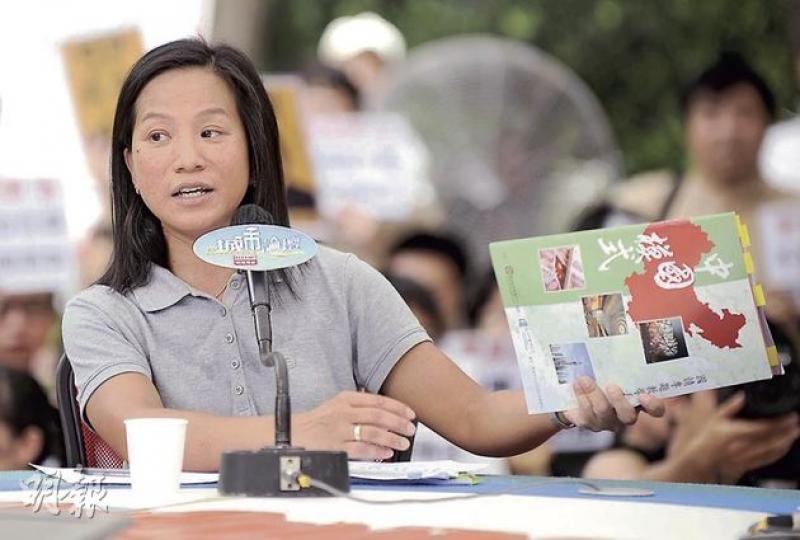 兩年前向時任政務司長唐英年高呼「我要有權選特首」的中學教師吳美蘭,促請當局暫緩推行國民教育、重啟諮詢。她直言,若當局一意孤行,就要靠香港老師的良心。(余俊亮攝) 學民思潮召集人黃之鋒,在論壇尾聲要求教師余綺華交代是否參選立法會教育界功能組別。(余俊亮攝) 兩年前向時任政務司長唐英年高呼「我要有權選特首」的中學教師吳美蘭,促請當局暫緩推行國民教育、重啟諮詢。她直言,若當局一意孤行,就要靠香港老師的良心。(余俊亮攝) 學民思潮召集人黃之鋒,在論壇尾聲要求教師余綺華交代是否參選立法會教育界功能組別。(余俊亮攝)