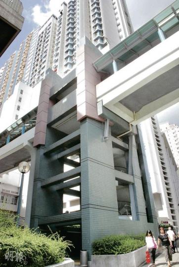 少女沿天橋第二層樓梯爬出梯間石壆企圖自殺，其後消防將其救回安全位置。（雲錦鋒攝）