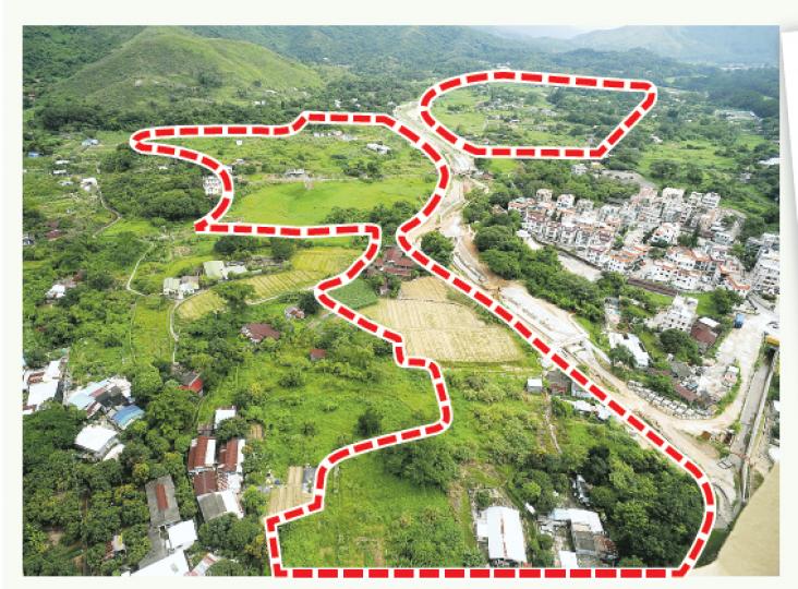 有400多年歷史的上水丙崗村,過去100年有不少租客入住原居民土地,目前仍有不少人在此耕作。有發展商近日向城規會申請,將約150萬呎農地(虛線顯示粗略範圍),改為興建住宅,最快下月交城規會審議。(劉焌陶攝) 有400多年歷史的上水丙崗村,過去100年有不少租客入住原居民土地,目前仍有不少人在此耕作。有發展商近日向城規會申請,將約150萬呎農地(虛線顯示粗略範圍),改為興建住宅,最快下月交城規會審議。(劉焌陶攝)