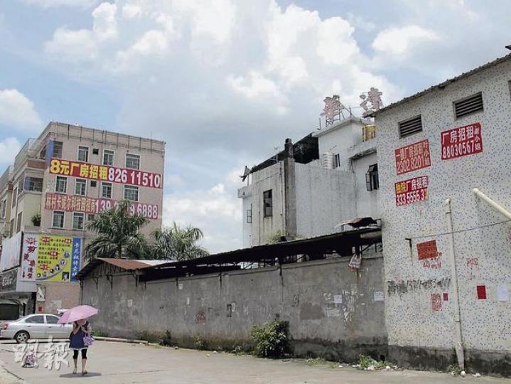 東莞塘廈曾幾何時是世界工廠。現在空蕩蕩的廠廈,外牆貼滿招租的街招。(葉浩霖攝) 東莞塘廈曾幾何時是世界工廠。現在空蕩蕩的廠廈,外牆貼滿招租的街招。(葉浩霖攝)