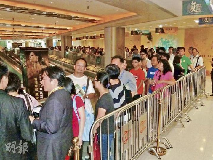 峻瀅示範單位外續現睇樓人龍,過去周末日再售出約50伙,發展商亦將乘勢調整90個兩房單位訂價,加幅達3%至5%。(歐陽慧恩攝) 峻瀅示範單位外續現睇樓人龍,過去周末日再售出約50伙,發展商亦將乘勢調整90個兩房單位訂價,加幅達3%至5%。(歐陽慧恩攝)