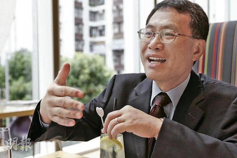 前駐粵辦主任梁百忍認為,港府官員抗拒與內地開誠溝通,只會令一切合作的成效難以彰顯,使香港發展裹足不前。(李紹昌攝) 前駐粵辦主任梁百忍認為,港府官員抗拒與內地開誠溝通,只會令一切合作的成效難以彰顯,使香港發展裹足不前。(李紹昌攝)