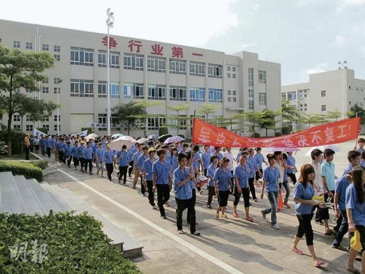 雷士逾千名員工,昨天繼續在惠州廠房罷工,早上8時一批批拿着「施耐德滾蛋」橫額的員工,在廠房內遊行。(葉浩霖攝) 自稱員工代表的張小姐(左)及熊先生,昨天在雷士惠州廠房接受本港及內地媒體記者採訪,力數施耐德管理層的不是。(葉浩霖攝) 雷士逾千名員工,昨天繼續在惠州廠房罷工,早上8時一批批拿着「施耐德滾蛋」橫額的員工,在廠房內遊行。(葉浩霖攝) 自稱員工代表的張小姐(左)及熊先生,昨天在雷士惠州廠房接受本港及內地媒體記者採訪,力數施耐德管理層的不是。(葉浩霖攝)