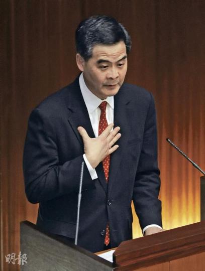 梁振英在近兩小時的答問大會上有不少小動作,有時按着胸口,有時攤開雙手;但因為他不肯交代僭建事件,誠信仍受質疑。(余俊亮攝) (明報製圖) 梁振英在近兩小時的答問大會上有不少小動作,有時按着胸口,有時攤開雙手;但因為他不肯交代僭建事件,誠信仍受質疑。(余俊亮攝) (明報製圖)