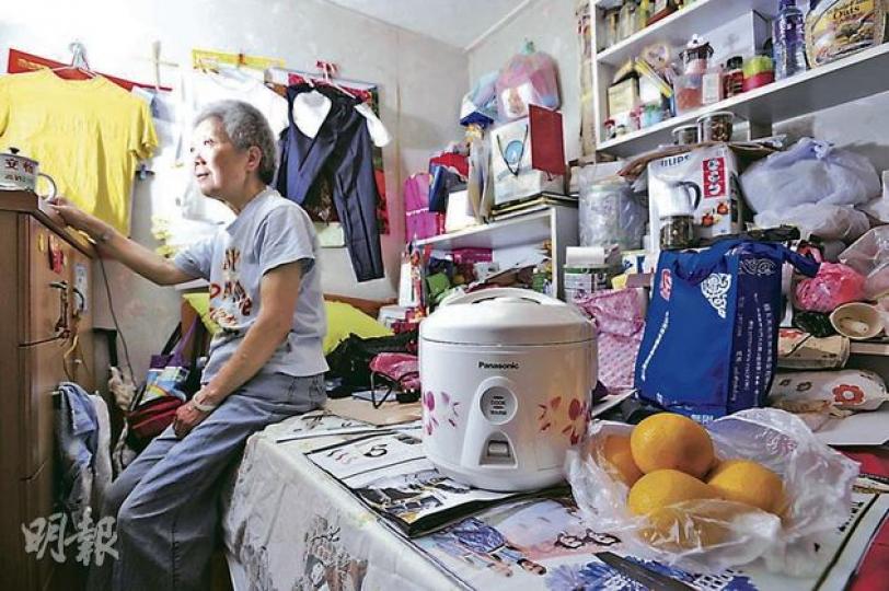 雖然擁有資產,但琴姐生活絕對稱不上富裕。她現以1900元租住一間約70呎房間。她有時會在房內牀上鋪報紙,以電飯煲煲飯和烚菜,節省飲食開支。(鄧宗弘攝) 雖然擁有資產,但琴姐生活絕對稱不上富裕。她現以1900元租住一間約70呎房間。她有時會在房內牀上鋪報紙,以電飯煲煲飯和烚菜,節省飲食開支。(鄧宗弘攝)