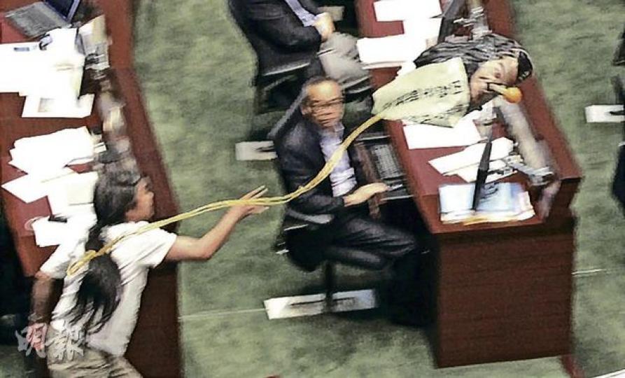 社民連梁國雄(左)昨刻意不在會議開始時「掟嘢」,以免被立法會主席趕出會議廳,失去發問權。他成功發問後,不滿梁振英拒絕回應僭建事件,即時把木偶道具拋向他。(李澤彤攝) 社民連梁國雄拋出的木偶道具,未有擊中梁振英(左上),立法會保安隨即收起有關道具。(李澤彤攝) 社民連梁國雄(左)昨刻意不在會議開始時「掟嘢」,以免被立法會主席趕出會議廳,失去發問權。他成功發問後,不滿梁振英拒絕回應僭建事件,即時把木偶道具拋向他。(李澤彤攝) 社民連梁國雄拋出的木偶道具,未有擊中梁振英(左上),立法會保安隨即收起有關道具。(李澤彤攝)