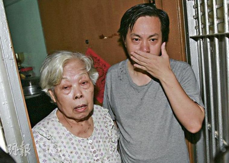 鄰居指虐狗單位長期傳出臭味,他們平日已習慣掩門阻隔,行經該單位時更要掩鼻。(黃雄攝) 鄰居指虐狗單位長期傳出臭味,他們平日已習慣掩門阻隔,行經該單位時更要掩鼻。(黃雄攝)