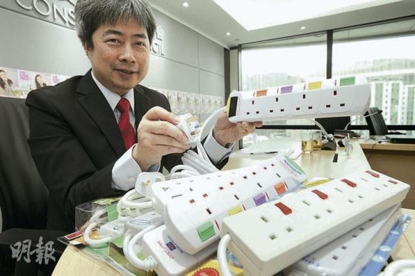 消委會宣傳及社區關係小組副主席梁光漢提醒市民,若拖板帶電部分外露,不慎接觸其金屬部分,或會有觸電危險。(尹錦恩攝) (明報製圖) 消委會宣傳及社區關係小組副主席梁光漢提醒市民,若拖板帶電部分外露,不慎接觸其金屬部分,或會有觸電危險。(尹錦恩攝) (明報製圖)