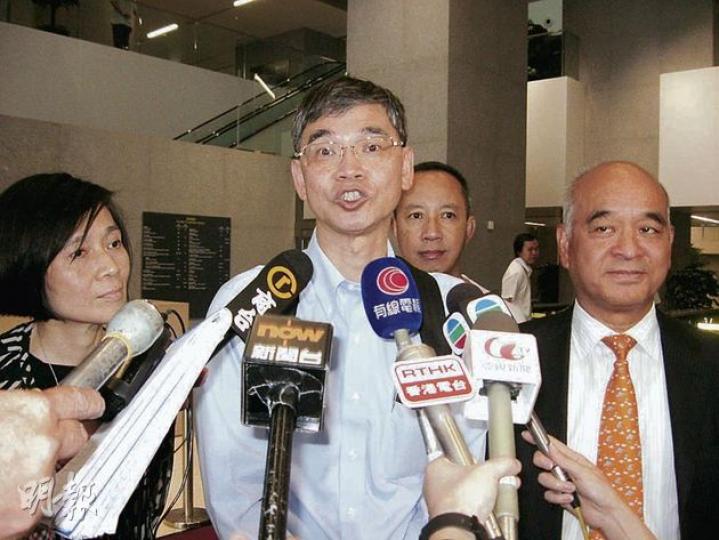 扶貧委員會籌委會昨召開首次會議,會後4名成員表示將於未來兩個月就扶貧問題諮詢各界。圖左起為成員方敏生、羅致光、何喜華及鄭家純。(袁柏恩攝) 扶貧委員會籌委會昨召開首次會議,會後4名成員表示將於未來兩個月就扶貧問題諮詢各界。圖左起為成員方敏生、羅致光、何喜華及鄭家純。(袁柏恩攝)