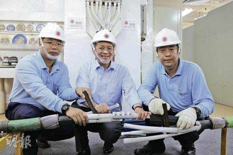 電纜接駁員需求日增,港燈輸配電科總經理葉百年(中)表示,將與職業訓練局合作設專科課程,冀引入新血。圖為電纜接駁員劉先生(左)及謝先生(右)示範接駁電纜。(李芷君攝) 電纜接駁員需求日增,港燈輸配電科總經理葉百年(中)表示,將與職業訓練局合作設專科課程,冀引入新血。圖為電纜接駁員劉先生(左)及謝先生(右)示範接駁電纜。(李芷君攝)
