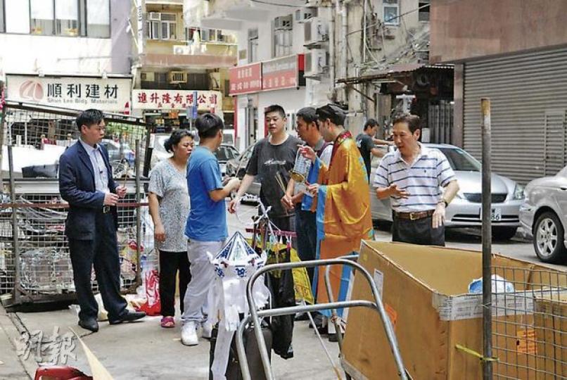 19歲乖乖女昨凌晨突然從油麻地唐樓寓所跳樓自殺,其親人昨午在現場拜祭。(楊嘉欣攝) 19歲乖乖女昨凌晨突然從油麻地唐樓寓所跳樓自殺,其親人昨午在現場拜祭。(楊嘉欣攝)