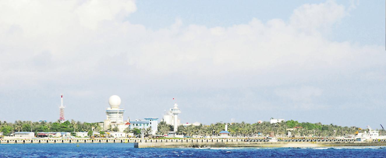 本報記者早前登上三沙市未來首府所在地的永興島,島上大部分區域是軍事管制區。圖為當時拍攝的永興島外觀,可見島上碼頭、氣象台、電視塔和瞭望台等設施。(明報記者攝) 西沙一度被日本佔領,二戰結束後,國民政府於1946年11月24日派海軍「永興艦」收復西沙群島,將島名改為「永興島」。艦隊參謀張君然帶領官兵在島上豎碑紀念,紀念碑背面有「南海屏藩」四字。(明報記者攝) 在永興島主幹道的北京路上,西南中沙群島工作委員會辦公樓是最大的建築物,下周將換牌成為三沙市。(明報記者攝) (明報製圖) 本報記者早前登上三沙市未來首府所在地的永興島,島上大部分區域是軍事管制區。圖為當時拍攝的永興島外觀,可見島上碼頭、氣象台、電視塔和瞭望台等設施。(明報記者攝) 西沙一度被日本佔領,二戰結束後,國民政府於1946年11月24日派海軍「永興艦」收復西沙群島,將島名改為「永興島」。艦隊參謀張君然帶領官兵在島上豎碑紀念,紀念碑背面有「南海屏藩」四字。(明報記者攝) 在永興島主幹道的北京路上,西南中沙群島工作委員會辦公樓是最大的建築物,下周將換牌成為三沙市。(明報記者攝) (明報製圖)