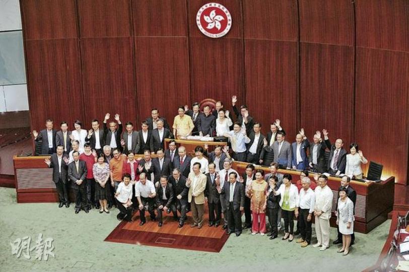 今屆立法會最後一次開會至今晨零時才完結,議員齊齊合照,之後便到宴會廳吃消夜。(劉焌陶攝) (明報製圖) 今屆立法會最後一次開會至今晨零時才完結,議員齊齊合照,之後便到宴會廳吃消夜。(劉焌陶攝) (明報製圖)