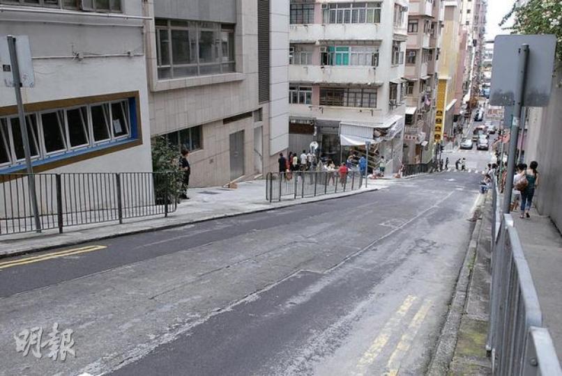 西環東邊街「長命斜」,昨再有貨車溜後剷舖,是4個月內第3宗同類交通意外。(伍浦鋒攝) 險死地產舖女代理向記者講述意外時猶有餘悸,稱「只差一米」和同僚便會被貨車夾扁。(雲錦鋒攝) 西環東邊街「長命斜」,昨再有貨車溜後剷舖,是4個月內第3宗同類交通意外。(伍浦鋒攝) 險死地產舖女代理向記者講述意外時猶有餘悸,稱「只差一米」和同僚便會被貨車夾扁。(雲錦鋒攝)