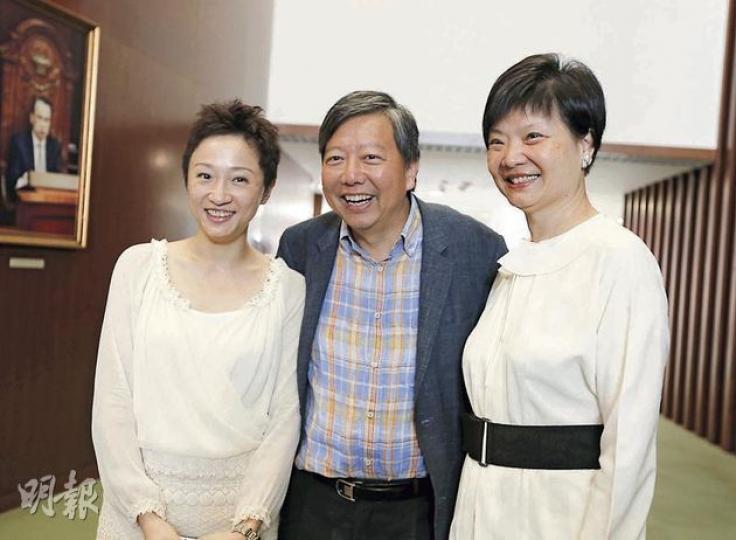 今屆立法會昨日最後一天開會,多名將在來屆直選名單中排第二、為人「抬轎」的議員,由於有可能落馬,都趁機合照留念,其中將於港島名單排第二的公民黨陳淑莊(左)與工黨主席李卓人(中)合照時,被將由港島轉戰新界西、排名單第二的公民黨余若薇(右)碰到,余很緊張地說﹕「不要搞到好像陳淑莊不能重返議會啦」,李卓人笑言擔心返不到立法會的是他本人,因為余若薇轉戰新西,恐怕會搶了他的選票甚至議席,令他未能連任。(李澤彤攝) (明報製圖) 今屆立法會昨日最後一天開會,多名將在來屆直選名單中排第二、為人「抬轎」的議員,由於有可能落馬,都趁機合照留念,其中將於港島名單排第二的公民黨陳淑莊(左)與工黨主席李卓人(中)合照時,被將由港島轉戰新界西、排名單第二的公民黨余若薇(右)碰到,余很緊張地說﹕「不要搞到好像陳淑莊不能重返議會啦」,李卓人笑言擔心返不到立法會的是他本人,因為余若薇轉戰新西,恐怕會搶了他的選票甚至議席,令他未能連任。(李澤彤攝) (明報製圖)