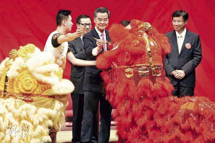 特首梁振英(右二)民望回升,圖為他昨擔任油麻地戲院開幕禮主禮嘉賓,主持醒獅點睛儀式。(鄧宗弘攝) 特首梁振英(右二)民望回升,圖為他昨擔任油麻地戲院開幕禮主禮嘉賓,主持醒獅點睛儀式。(鄧宗弘攝)