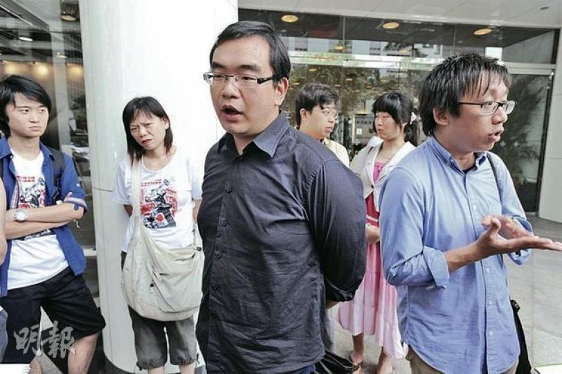 民陣召集人黎恩灝(前左)及成員沈偉男(前右)昨與監警會開會,要求監警會向警方施壓,盡快交代水馬、大支裝胡椒噴霧的使用準則。(尹錦恩攝) 民陣召集人黎恩灝(前左)及成員沈偉男(前右)昨與監警會開會,要求監警會向警方施壓,盡快交代水馬、大支裝胡椒噴霧的使用準則。(尹錦恩攝)