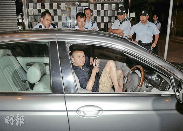 房車司機赤腳坐在車內,最後以拒絕提供酒精測試樣本罪名被捕。(蔡方山攝) 房車司機赤腳坐在車內,最後以拒絕提供酒精測試樣本罪名被捕。(蔡方山攝)