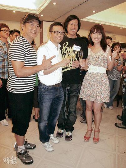 老闆王維基(左二)現身為郭峰(左一)、林嘉華、梁小冰(左三及左四)打氣。(攝影/記者:鍾一虹) 老闆王維基(左二)現身為郭峰(左一)、林嘉華、梁小冰(左三及左四)打氣。(攝影/記者:鍾一虹)