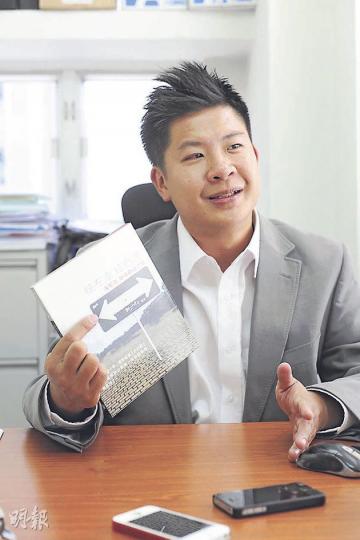 獅子山學會5年前出版《向左走 向右走》一書,李兆富承認,金融海嘯後,全球政府包括香港加強干預,令包括房策等經濟政策「向左走」機會增加。 (鄧宗弘攝) 獅子山學會5年前出版《向左走 向右走》一書,李兆富承認,金融海嘯後,全球政府包括香港加強干預,令包括房策等經濟政策「向左走」機會增加。 (鄧宗弘攝)