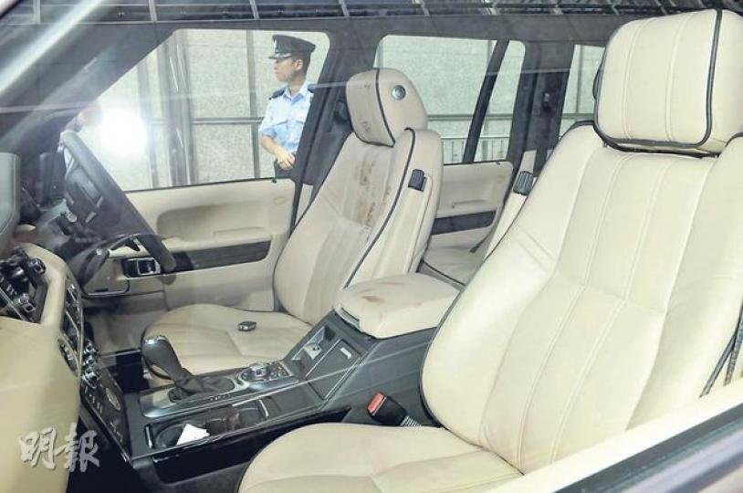 遇襲上市公司副主席高峰乘坐的價值170萬的Land Rover(路華)座駕的司機位,留下斑斑血迹。(林錫禮攝) 高峰遇襲受傷及送院後,其價值170萬的路華四驅車停在停車場地面出口外,警方接報到場圍起事主座駕調查。(楊嘉欣攝) 遇襲上市公司副主席高峰乘坐的價值170萬的Land Rover(路華)座駕的司機位,留下斑斑血迹。(林錫禮攝) 高峰遇襲受傷及送院後,其價值170萬的路華四驅車停在停車場地面出口外,警方接報到場圍起事主座駕調查。(楊嘉欣攝)