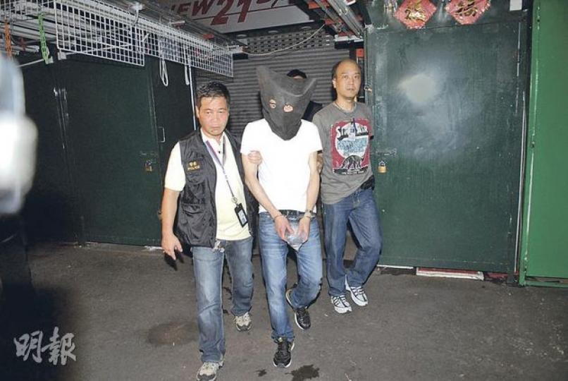 警方西九龍總區反黑組閃電偵破近日多宗紅色小巴刑毁案,拘捕3人,昨晚將其中一人押返其花園街寓所調查。(伍浦鋒攝) 警方西九龍總區反黑組閃電偵破近日多宗紅色小巴刑毁案,拘捕3人,昨晚將其中一人押返其花園街寓所調查。(伍浦鋒攝)