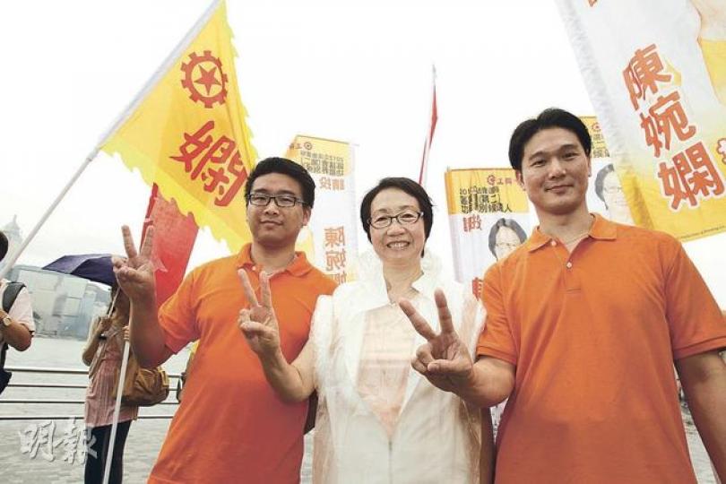 工聯會榮譽會長陳婉嫻(中)昨報名參選立法會超級議席,她在誓師大會上說,相信選情會很激烈,但希望透過選舉把勞工議題帶入議會。(林俊源攝) 競逐超級議席的民建聯副主席李慧琼(前左)和劉江華(前右),昨日出席誓師大會,二人擊響戰鼓,代表拉開選戰序幕。(李紹昌攝) 工聯會榮譽會長陳婉嫻(中)昨報名參選立法會超級議席,她在誓師大會上說,相信選情會很激烈,但希望透過選舉把勞工議題帶入議會。(林俊源攝) 競逐超級議席的民建聯副主席李慧琼(前左)和劉江華(前右),昨日出席誓師大會,二人擊響戰鼓,代表拉開選戰序幕。(李紹昌攝)