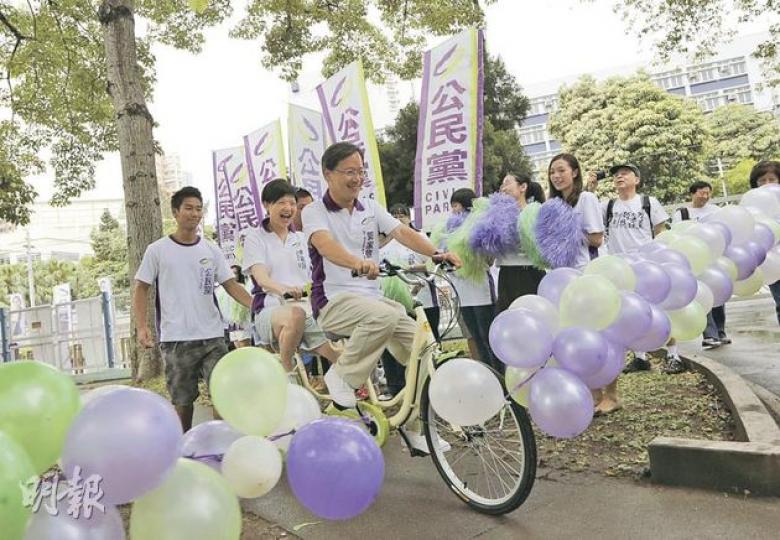 公民黨郭家麒(左三)、余若薇(左二)將合組名單出選新西,昨日他們一起踩單車,寓意爭取兩個議席。(李澤彤攝) 公民黨郭家麒(左三)、余若薇(左二)將合組名單出選新西,昨日他們一起踩單車,寓意爭取兩個議席。(李澤彤攝)