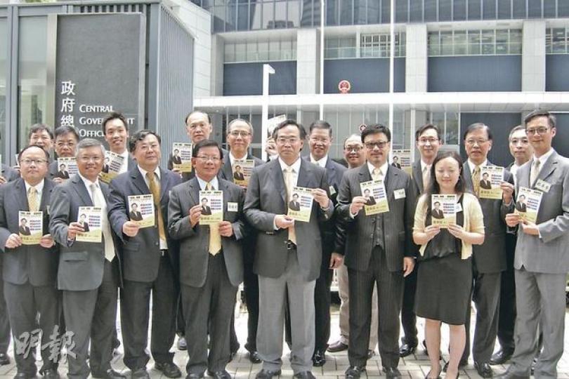 工程師學會前會長盧偉國(前排左五)昨獲同為前會長梁廣灝、黃澤恩等約20人「撐場」報名。(林景輝攝) 工程師學會前會長盧偉國(前排左五)昨獲同為前會長梁廣灝、黃澤恩等約20人「撐場」報名。(林景輝攝)