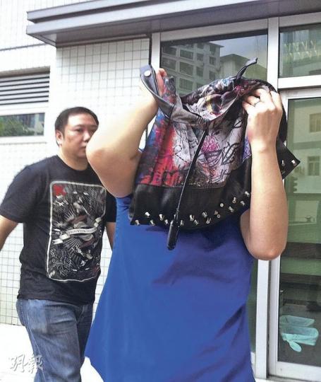 姊弟被告陳笑群(前)及陳月新(後)昨承認在去年京士柏區議會選舉中虛報假住址及投票。辯方透露,該區候選人「牛丸大王」東主是二人的姊夫兼僱主。(余卓善攝) 姊弟被告陳笑群(前)及陳月新(後)昨承認在去年京士柏區議會選舉中虛報假住址及投票。辯方透露,該區候選人「牛丸大王」東主是二人的姊夫兼僱主。(余卓善攝)