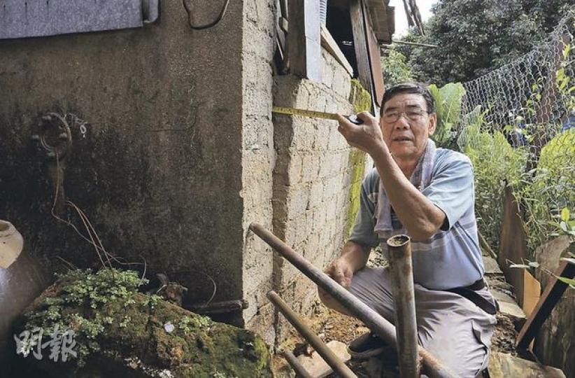 黃先生(圖)的雜物房出現傾斜,港鐵雖在磚牆加裝監測點,惟土地正義聯盟執委陳劍青批評,港鐵選擇性監察,以逃避修復和賠償。(李澤彤攝) 黃先生(圖)的雜物房出現傾斜,港鐵雖在磚牆加裝監測點,惟土地正義聯盟執委陳劍青批評,港鐵選擇性監察,以逃避修復和賠償。(李澤彤攝)