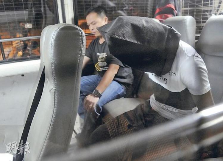 警方與海關於西貢早禾坑碼頭聯手破獲近年最大宗快艇運毒案,截獲市值430萬元的K仔,拘捕一名涉嫌販毒的18歲姓楊青年。(蔡方山攝) 警方及海關在西貢的聯合行動中檢獲的兩個旅行袋內有36包K仔,每包約重1公斤,總值430萬元,相信毒品由內地偷運至本港,警方正調查是否供應本地市場或轉運至其他地方。(伍浦鋒攝) 警方與海關於西貢早禾坑碼頭聯手破獲近年最大宗快艇運毒案,截獲市值430萬元的K仔,拘捕一名涉嫌販毒的18歲姓楊青年。(蔡方山攝) 警方及海關在西貢的聯合行動中檢獲的兩個旅行袋內有36包K仔,每包約重1公斤,總值430萬元,相信毒品由內地偷運至本港,警方正調查是否供應本地市場或轉運至其他地方。(伍浦鋒攝)