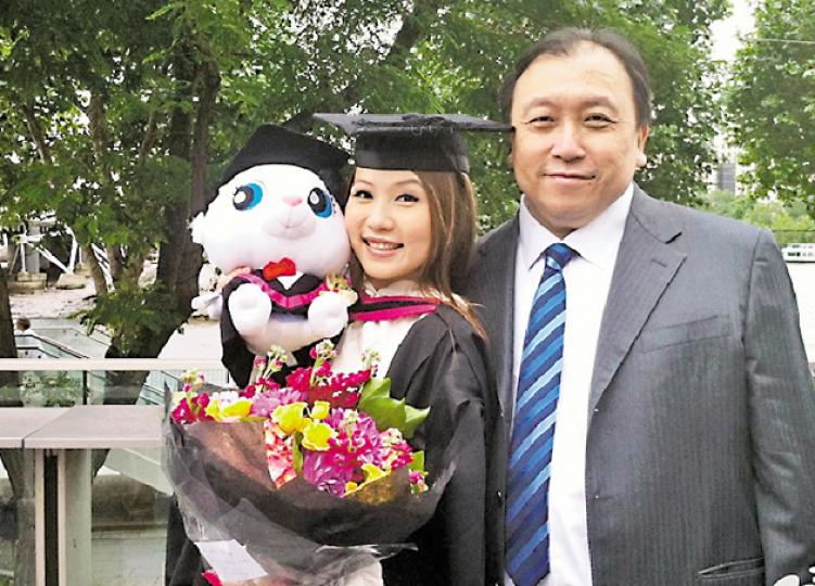 王晶盛裝參加女兒王子涵的大學畢業禮。(微博圖片) 王晶盛裝參加女兒王子涵的大學畢業禮。(微博圖片)