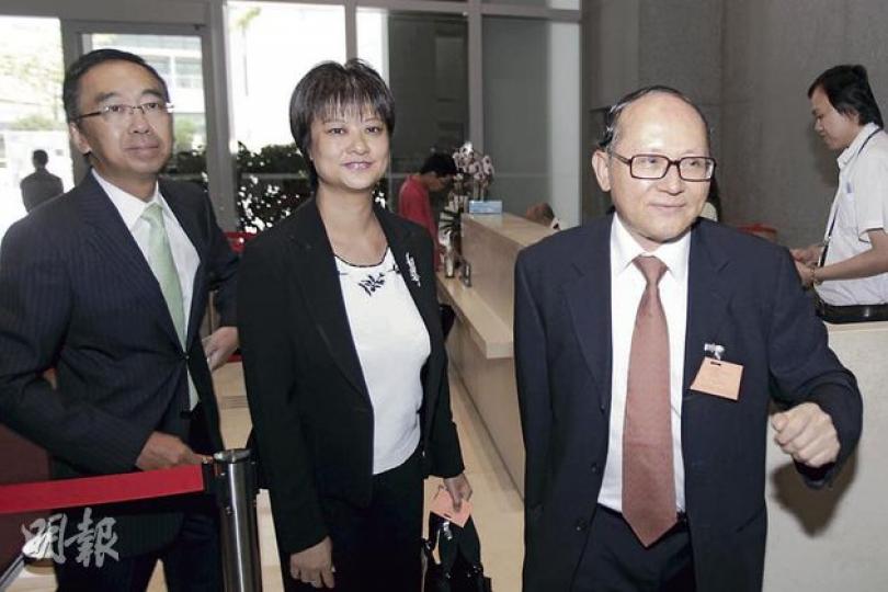 中銀香港信託有限公司董事長吳亮星(右)昨日報名參選,匯豐和渣打兩間發鈔銀行為表支持,分別由匯豐亞太區業務策略及經濟顧問梁兆基(左)、渣打香港管冶及策劃推動主管譚何錦文(中)作代表,陪同吳亮星報名。(郭慶輝攝) 中銀香港信託有限公司董事長吳亮星(右)昨日報名參選,匯豐和渣打兩間發鈔銀行為表支持,分別由匯豐亞太區業務策略及經濟顧問梁兆基(左)、渣打香港管冶及策劃推動主管譚何錦文(中)作代表,陪同吳亮星報名。(郭慶輝攝)