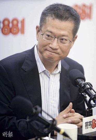 盛傳為副財政司長人選的陳茂波,連續第二日接受電台訪問,回應他將改任發展局長的傳聞。他承認曾被邀請,自言是合適人選,會積極考慮。(余俊亮攝) 盛傳為副財政司長人選的陳茂波,連續第二日接受電台訪問,回應他將改任發展局長的傳聞。他承認曾被邀請,自言是合適人選,會積極考慮。(余俊亮攝)